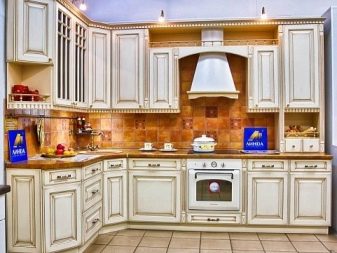 Кутові кухні класика (49 фото): класичні світлі і темні кухонні гарнітури з патиною і без в інтер’єрі, сучасні варіанти дизайну