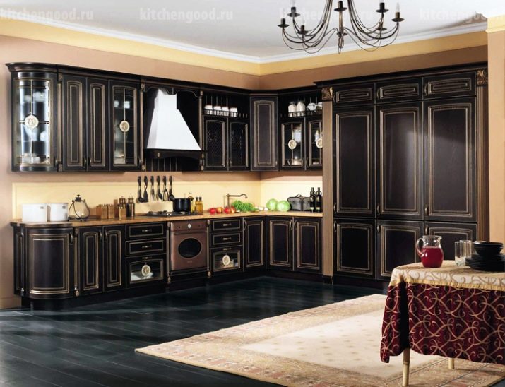 Кутові кухні класика (49 фото): класичні світлі і темні кухонні гарнітури з патиною і без в інтер’єрі, сучасні варіанти дизайну