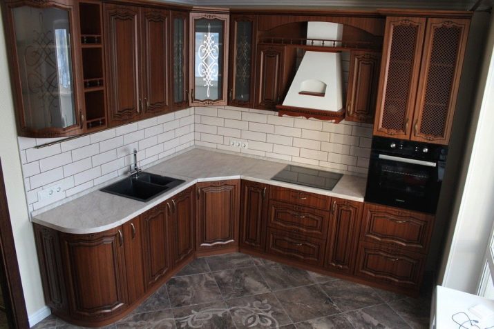 Кутові кухні класика (49 фото): класичні світлі і темні кухонні гарнітури з патиною і без в інтер’єрі, сучасні варіанти дизайну