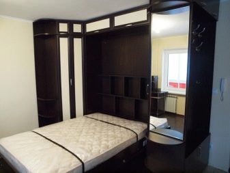 Кутові шафи в спальню (79 фото): ідеї дизайну маленьких вбудованих гарнітурів і модульних шаф з дзеркалом, креслення кутових шифоньеров