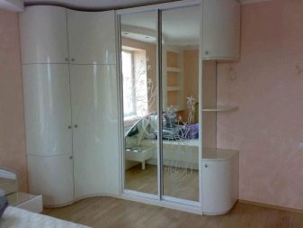 Кутові шафи в спальню (79 фото): ідеї дизайну маленьких вбудованих гарнітурів і модульних шаф з дзеркалом, креслення кутових шифоньеров