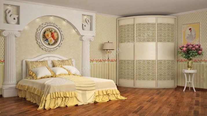 Кутові шафи в спальню (79 фото): ідеї дизайну маленьких вбудованих гарнітурів і модульних шаф з дзеркалом, креслення кутових шифоньеров