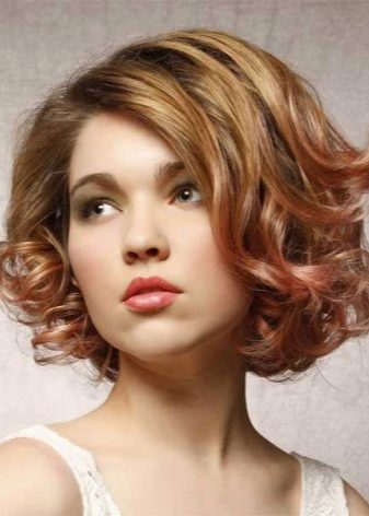 Локони праскою на коротке волосся (23 фото): як зробити хвилі і накрутити локони в домашніх умовах за допомогою випрямляча?