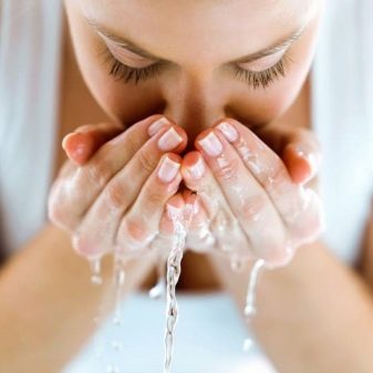 Міцелярна вода (45 фото): що це таке насправді? Міцелярна вода для жирної шкіри обличчя, для зняття макіяжу й інші варіанти. Відгуки косметологів