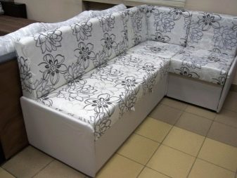 Маленькі дивани на кухню (63 фото): короткі міні-диванчики без спального місця і невеликі кухонні компактні розсувні моделі, інші варіанти
