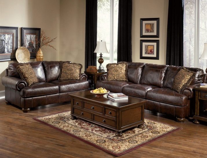 Маленькі дивани у вітальню (44 фото): розміри невеликих канапок, гарні приклади міні-диванів в інтер’єрі вітальні