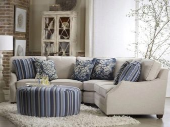 Маленькі дивани у вітальню (44 фото): розміри невеликих канапок, гарні приклади міні-диванів в інтер’єрі вітальні