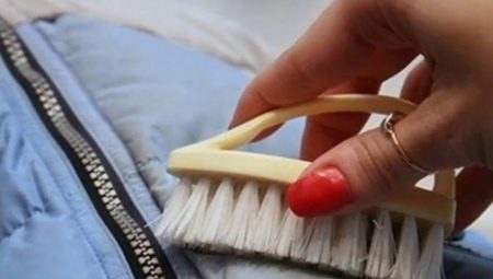 Як відтерти фарбу з куртки? 10 фото Як можна відіпрати плями на тканині від лакофарбових матеріалів, як відмити й відчистити одяг від таких забруднень у домашніх умовах