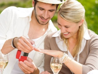 На який палець одягають обручку (73 фото): на якій руці слід носити кільце для заручин і як його вибрати