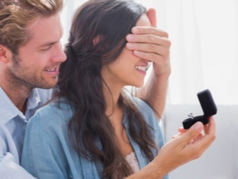 На який палець одягають обручку (73 фото): на якій руці слід носити кільце для заручин і як його вибрати