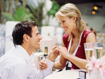 На який палець одягають обручку (73 фото): на якій руці слід носити кільце для заручин і як його вибрати