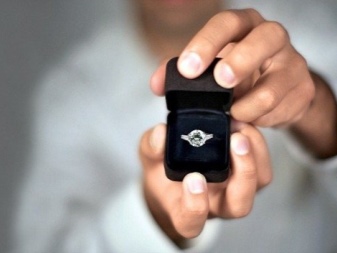 На який палець одягають обручку (73 фото): на якій руці слід носити кільце для заручин і як його вибрати