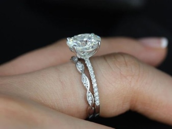 На який палець одягають обручку (73 фото): на якій руці слід носити кільце для заручин і як його вибрати