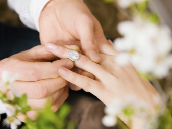 На який палець одягають обручку (73 фото): на якій руці слід носити кільце для заручин і як його вибрати