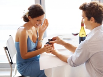 На який палець одягають обручку (73 фото): на якій руці слід носити кільце для заручин і як його вибрати