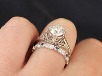 На який палець одягають обручку (73 фото): на якій руці слід носити кільце для заручин і як його вибрати