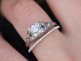 На який палець одягають обручку (73 фото): на якій руці слід носити кільце для заручин і як його вибрати