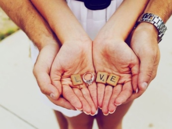 На який палець одягають обручку (73 фото): на якій руці слід носити кільце для заручин і як його вибрати