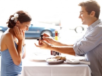 На який палець одягають обручку (73 фото): на якій руці слід носити кільце для заручин і як його вибрати