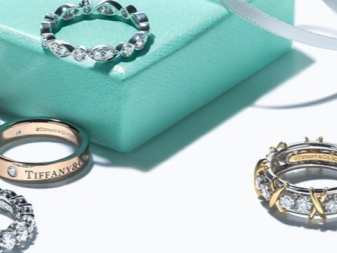 На який палець одягають обручку (73 фото): на якій руці слід носити кільце для заручин і як його вибрати