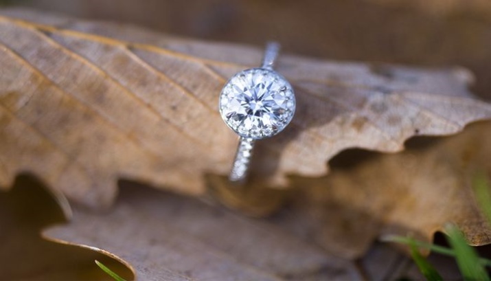 На який палець одягають обручку (73 фото): на якій руці слід носити кільце для заручин і як його вибрати