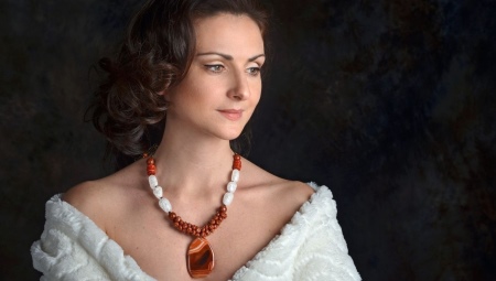 Намисто з агата (фото 48): моделі чорного, білого, блакитного, зеленого, сірого, рожевого каменю, властивості агатового прикраси