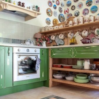 Навісні полки на кухню (40 фото): відкриті кухонні полиці на стіну, оригінальні декоративні настінні конструкції, підвісні закриті полиці, дерев’яні і металеві моделі