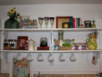 Навісні полки на кухню (40 фото): відкриті кухонні полиці на стіну, оригінальні декоративні настінні конструкції, підвісні закриті полиці, дерев’яні і металеві моделі