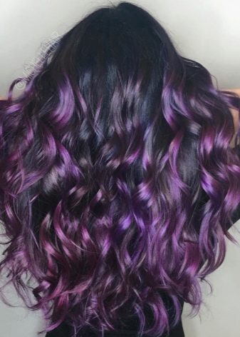 Пасма фіолетового кольору на темному волоссі: вибір відтінку, фарбування локонів середньої довжини, коротких і довгих волосся відтіночним бальзам