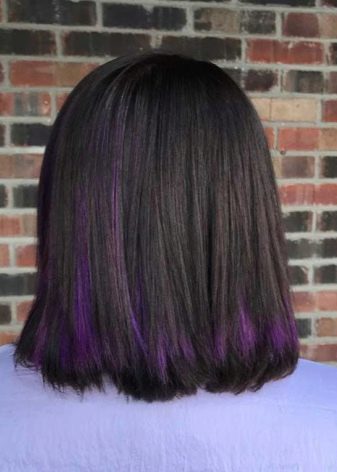 Пасма фіолетового кольору на темному волоссі: вибір відтінку, фарбування локонів середньої довжини, коротких і довгих волосся відтіночним бальзам