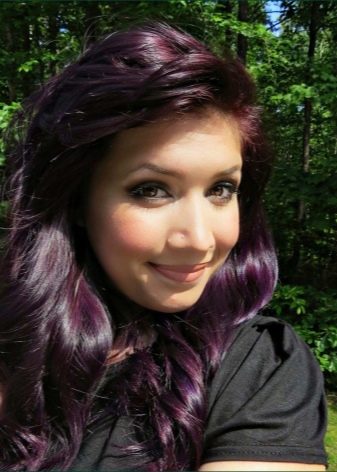 Пасма фіолетового кольору на темному волоссі: вибір відтінку, фарбування локонів середньої довжини, коротких і довгих волосся відтіночним бальзам