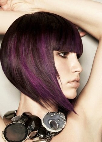 Пасма фіолетового кольору на темному волоссі: вибір відтінку, фарбування локонів середньої довжини, коротких і довгих волосся відтіночним бальзам