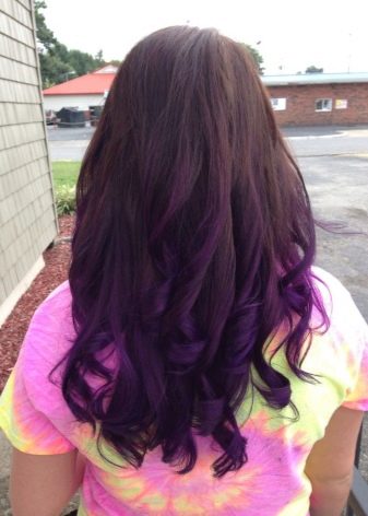 Пасма фіолетового кольору на темному волоссі: вибір відтінку, фарбування локонів середньої довжини, коротких і довгих волосся відтіночним бальзам