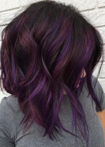 Пасма фіолетового кольору на темному волоссі: вибір відтінку, фарбування локонів середньої довжини, коротких і довгих волосся відтіночним бальзам