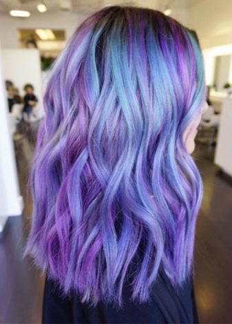 Пасма фіолетового кольору на темному волоссі: вибір відтінку, фарбування локонів середньої довжини, коротких і довгих волосся відтіночним бальзам