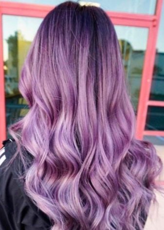 Пасма фіолетового кольору на темному волоссі: вибір відтінку, фарбування локонів середньої довжини, коротких і довгих волосся відтіночним бальзам