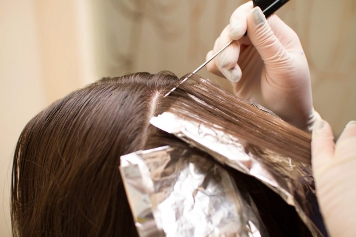 Пасма фіолетового кольору на темному волоссі: вибір відтінку, фарбування локонів середньої довжини, коротких і довгих волосся відтіночним бальзам