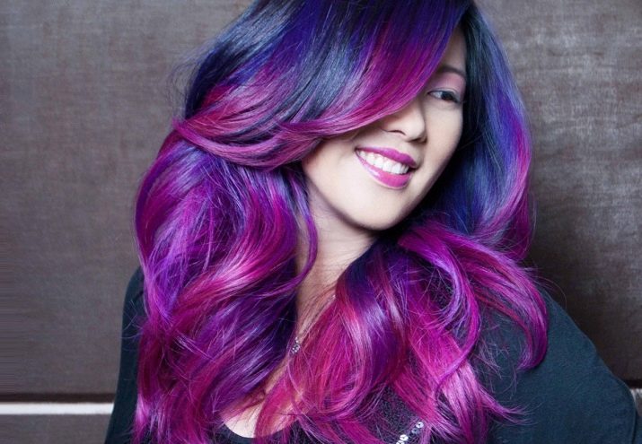 Пасма фіолетового кольору на темному волоссі: вибір відтінку, фарбування локонів середньої довжини, коротких і довгих волосся відтіночним бальзам