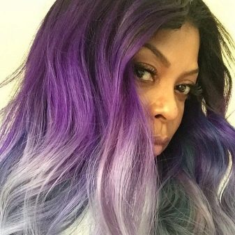 Пасма фіолетового кольору на темному волоссі: вибір відтінку, фарбування локонів середньої довжини, коротких і довгих волосся відтіночним бальзам