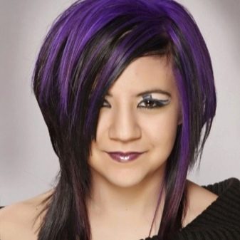 Пасма фіолетового кольору на темному волоссі: вибір відтінку, фарбування локонів середньої довжини, коротких і довгих волосся відтіночним бальзам
