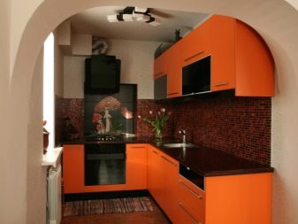 Персикові кухні (61 фото): нюанси вибору кухонного гарнітура кольору персика в інтер’єр, поєднання персикового з іншими тонами, варіанти дизайну