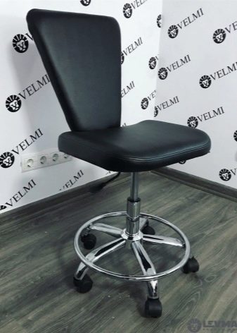 Перукарські крісла (32 фото): огляд для перукарів моделей з мийкою для миття голови і без неї, з підголівником і гідравлікою