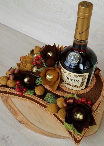 Подарунок чоловікові на день народження своїми руками: букети з цукерок і грошей, в’язані чоловічі аксесуари, плакати ручної роботи