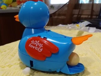 Подарунок чоловікові на день народження своїми руками: букети з цукерок і грошей, в’язані чоловічі аксесуари, плакати ручної роботи