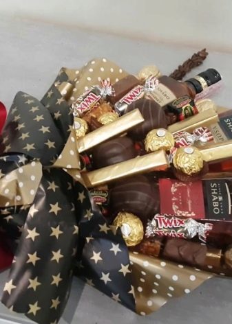 Подарунок чоловікові на день народження своїми руками: букети з цукерок і грошей, в’язані чоловічі аксесуари, плакати ручної роботи