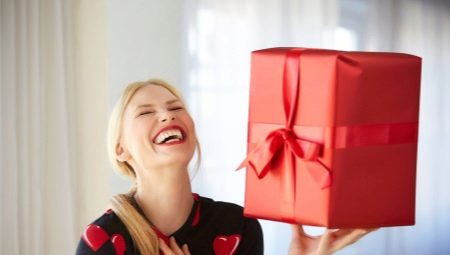 Подарунок жінці (74 фото): оригінальні подарунки для неї, ідеї презентів своїми руками, вибираємо кухоль і косметичні набори, подушки і елітні подарунки