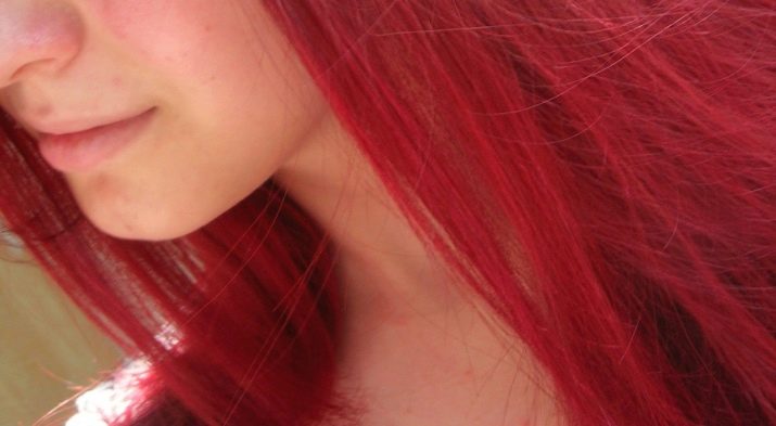 Рубіновий колір волосся (28 фото): темний і інші відтінки рубінового кольору, тонкощі фарбування волосся в цей колір
