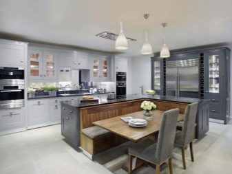 Сіра кухня (102 фото): дизайн кухні в сірих тонах. Кухонний гарнітур світло-сірого кольору з деревом в інтер’єрі, інші варіанти. З якими квітами вона поєднується?