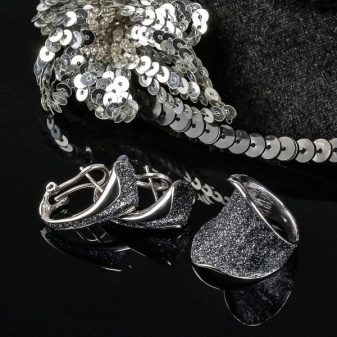 Італійське срібло: срібні прикраси 925 проби, що відрізняється від російського, клейма і проби Італії, позолочені й інші варіанти покриття