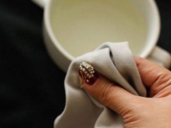 Як почистити позолочене срібло? 10 фото Чим почистити позолоту від чорноти в домашніх умовах